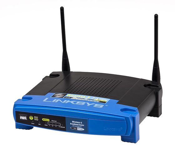 안테나 두 개가 달린 가정용 무선 공유기 — 앞면에 Broadband Router 라고 적혀 있다
